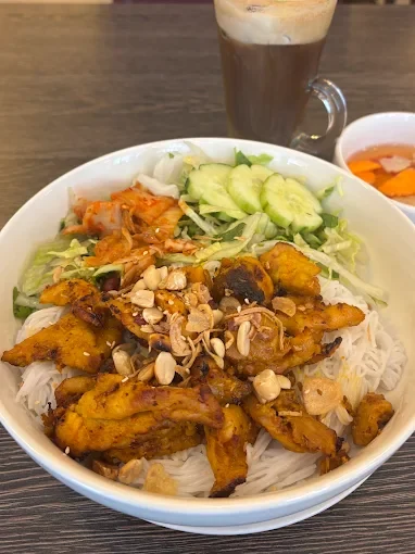 Vietnamese vermicelli noodle bowl at Tre Viet